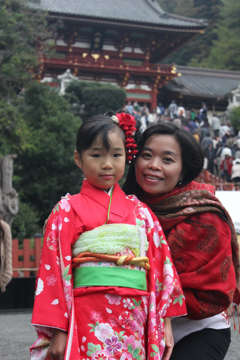 Tác giả cùng một em bé tại lễ hội Shichi-Go-San